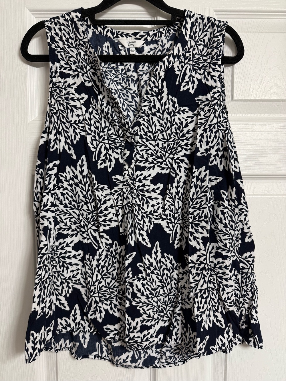 crown & ivy Navy and White Leaf-Print Sleeveless V-Neck Top